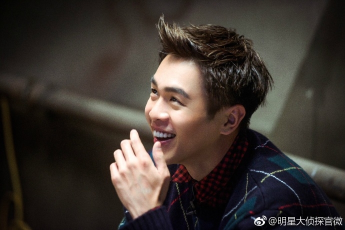组图:张若昀变身可爱侦探 随时展现八颗牙标准微笑