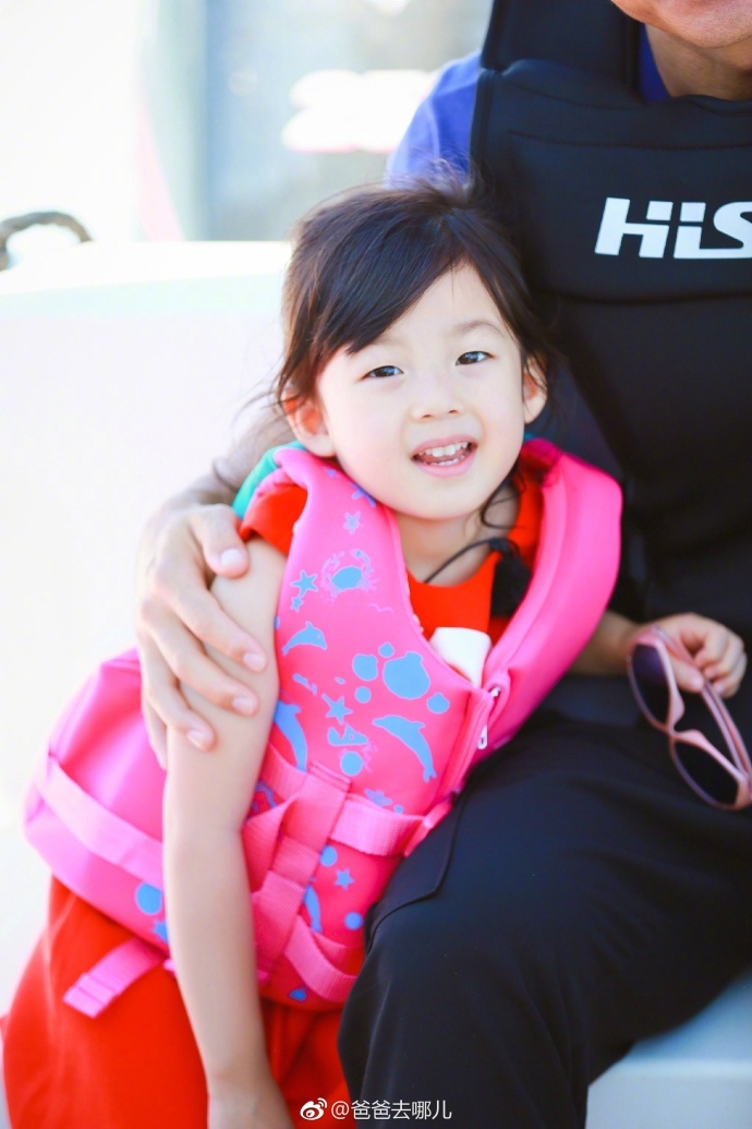 小泡芙穿粉红色泳装 暖心微笑像天使