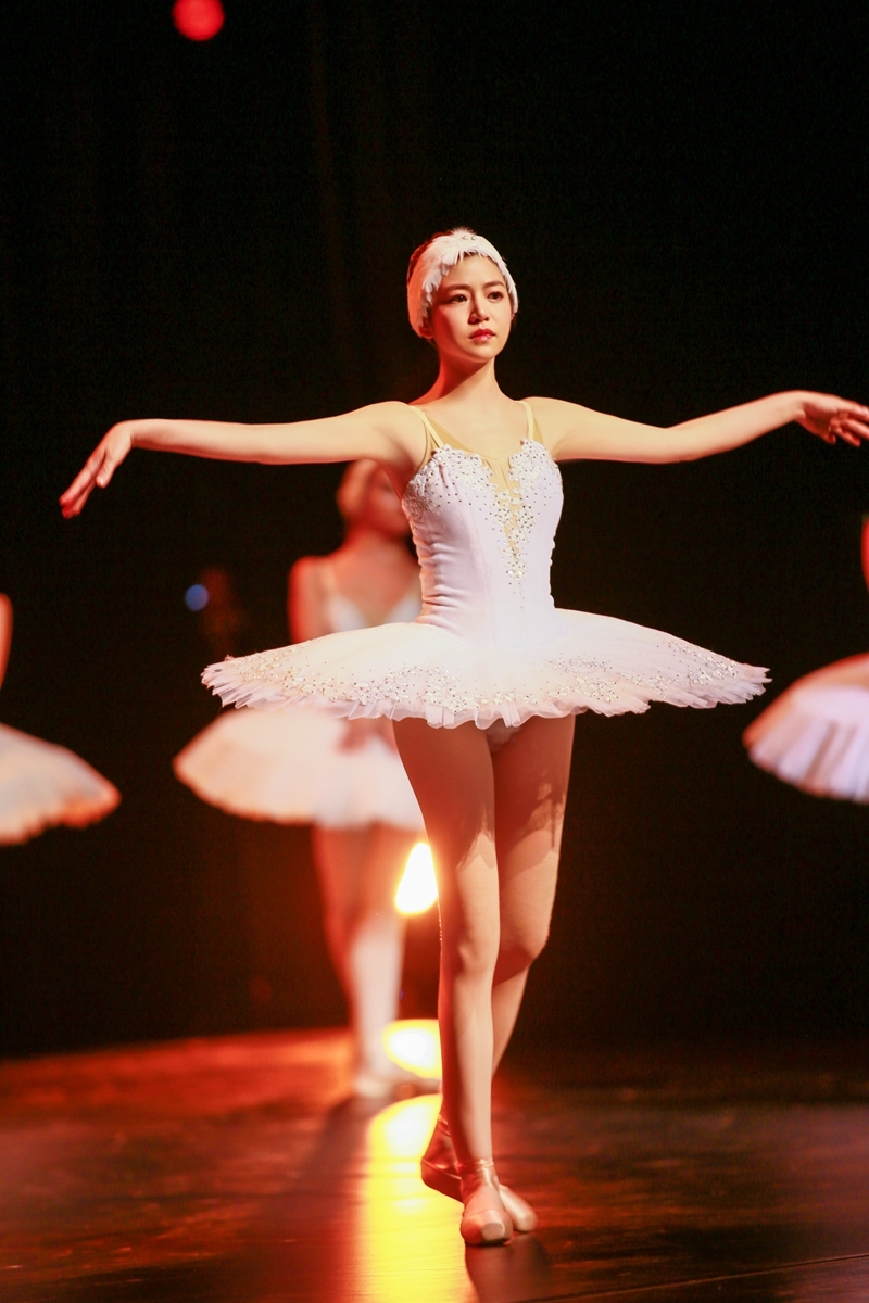 组图:陈妍希再成容易受伤的女人 坚持忍痛领队芭蕾