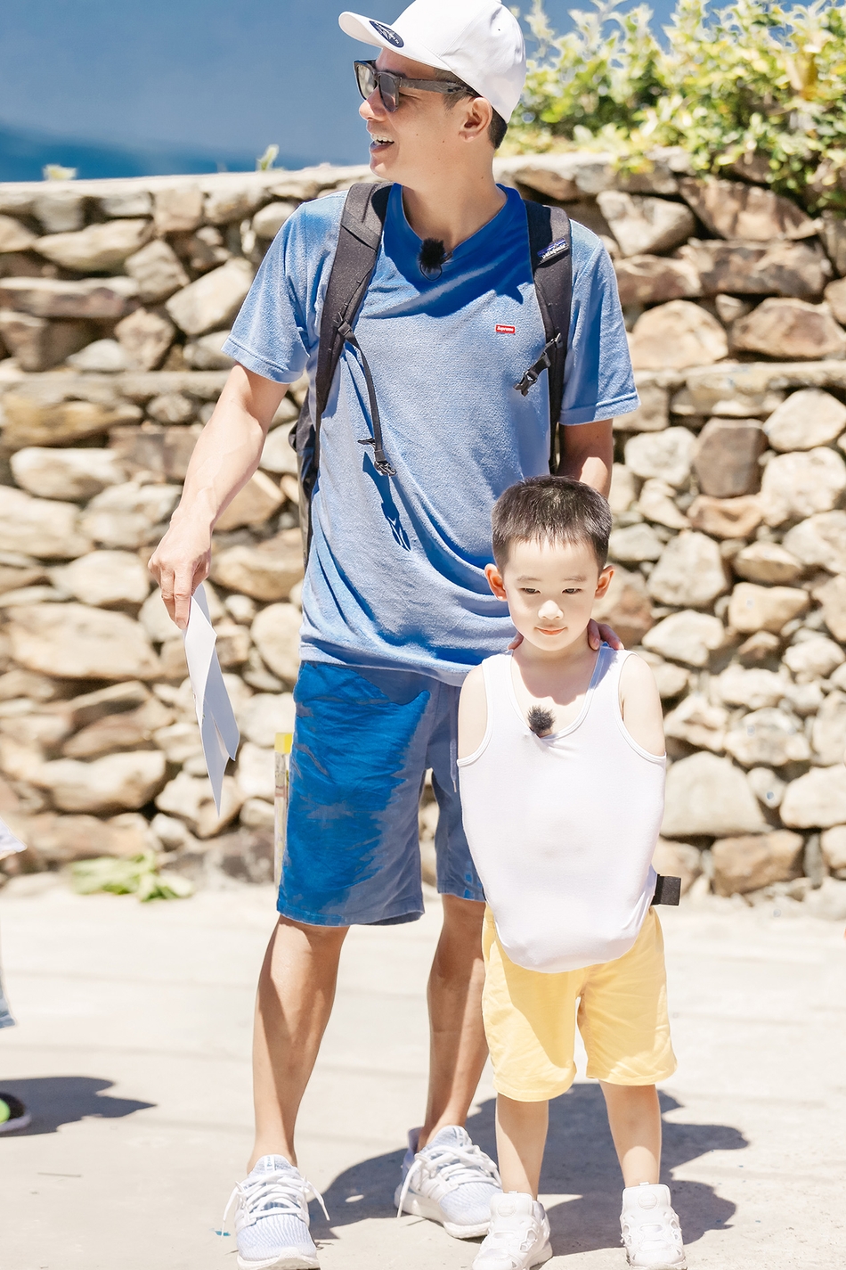 另外,杜江和刘畊宏也上演了一场教科书式的育儿示范,"亲我得我爸爸