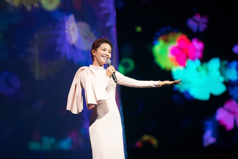 组图:刘涛白色长裙端庄优雅 大气压场似晚会主持人