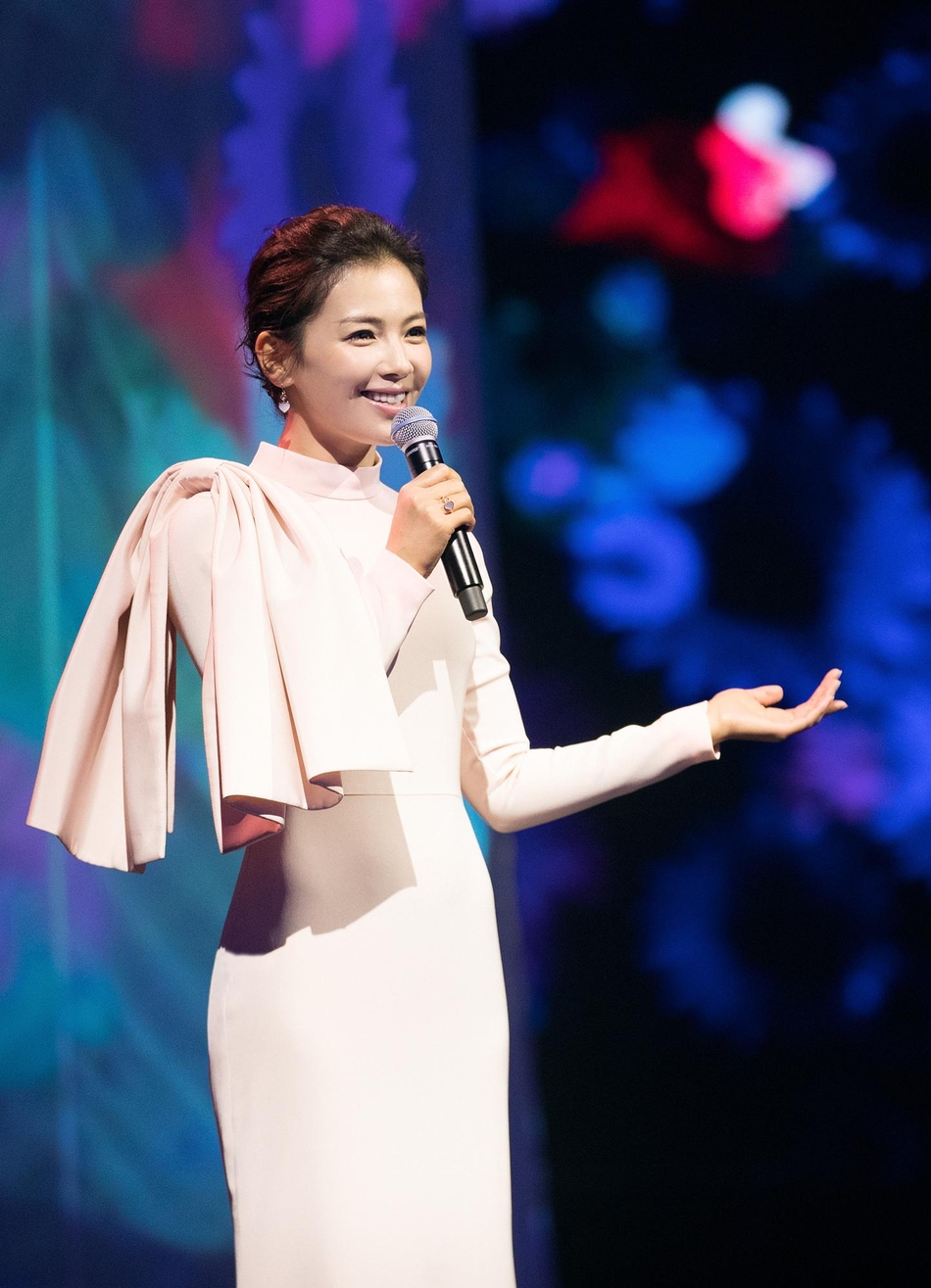 组图:刘涛白色长裙端庄优雅 大气压场似晚会主持人