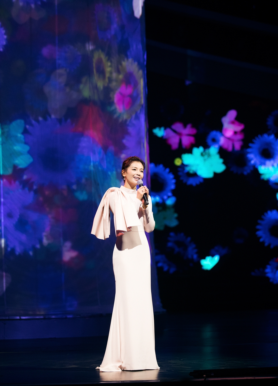 组图:刘涛白色长裙端庄优雅 大气压场似晚会主持人