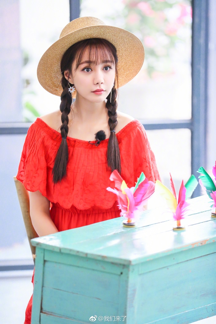沈梦辰红裙草帽讲述童年故事  嘟嘴卖萌超可爱