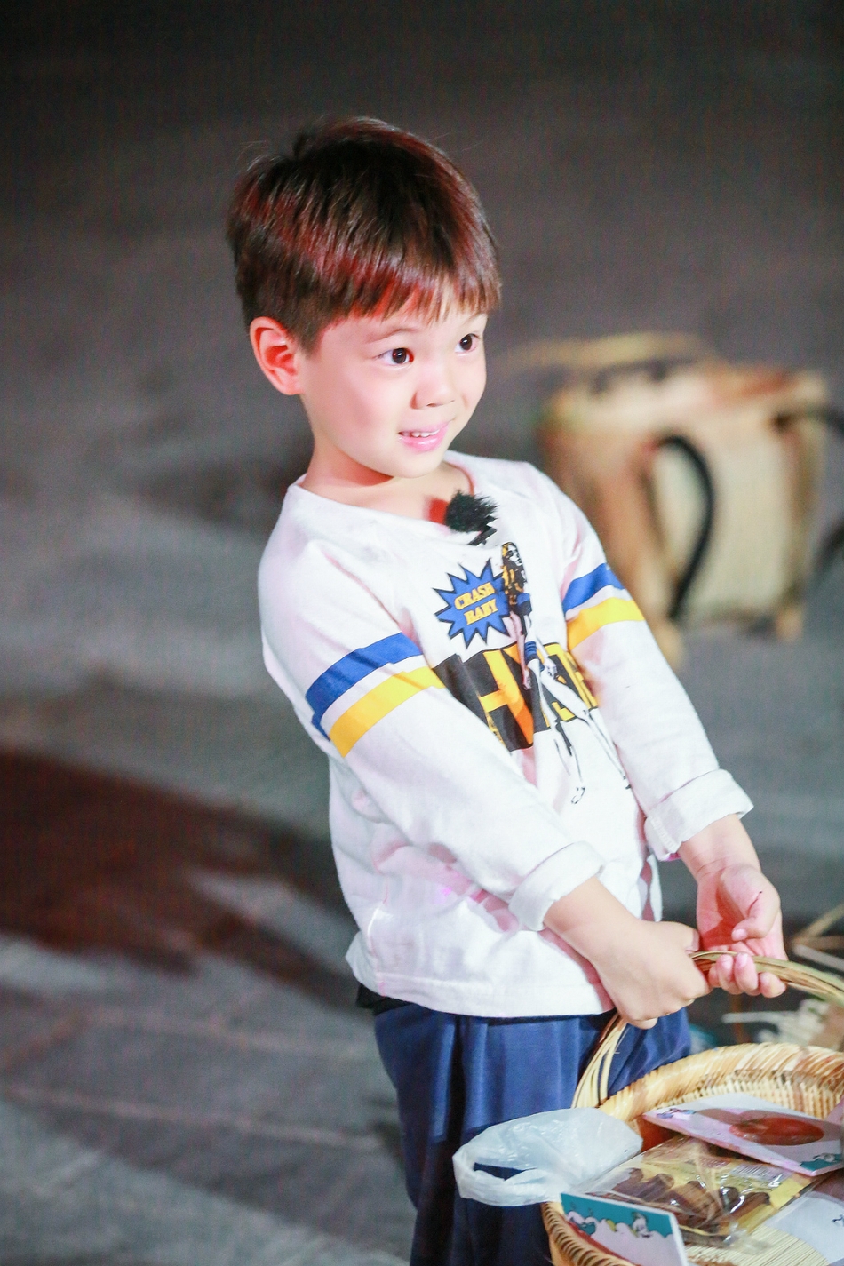 嗯哼大王趴在爸爸怀里 父子斗表情超有爱