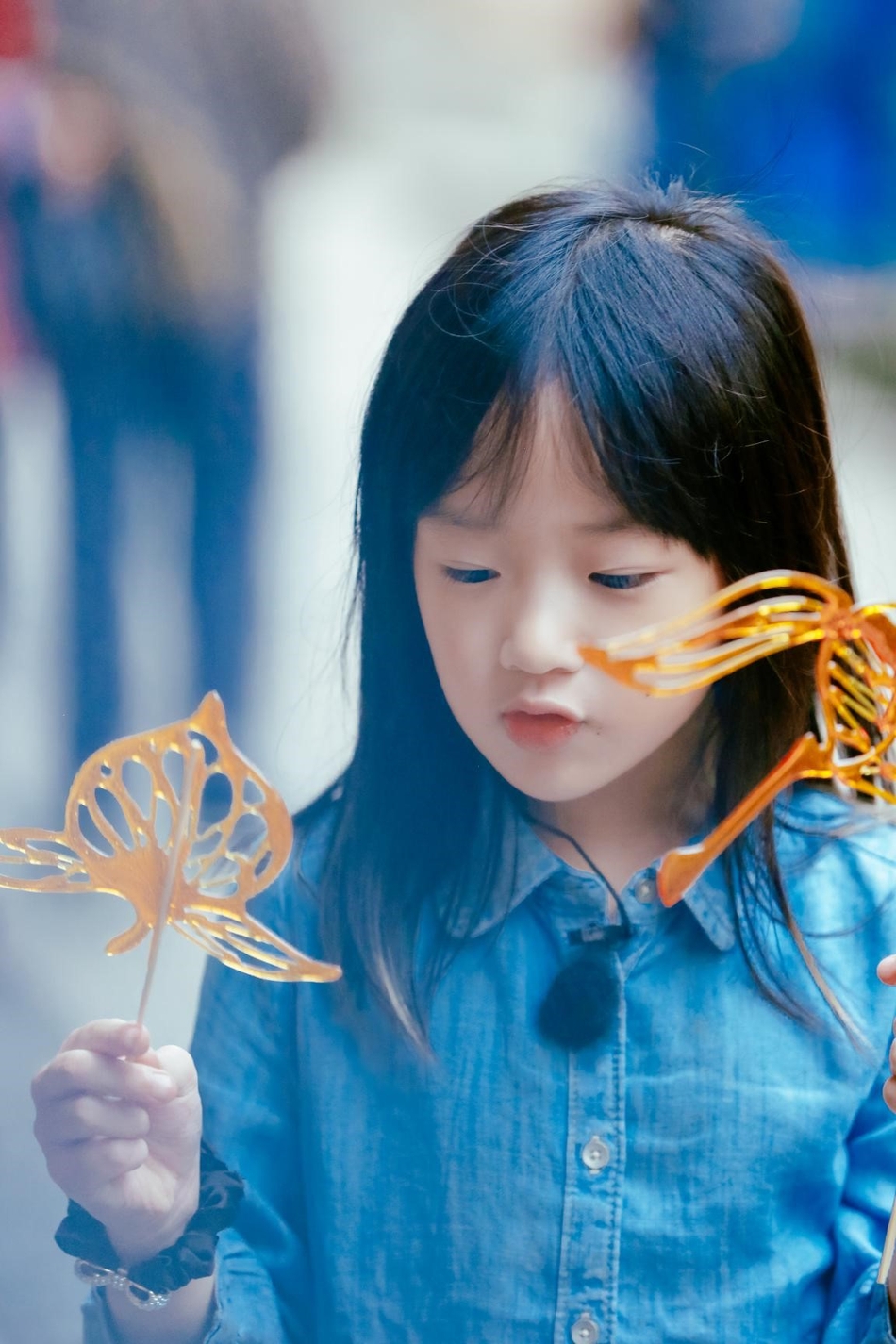 组图: neinei调皮钻进竹筐里 化身小吃货糖人一手一个_高清图集_新浪