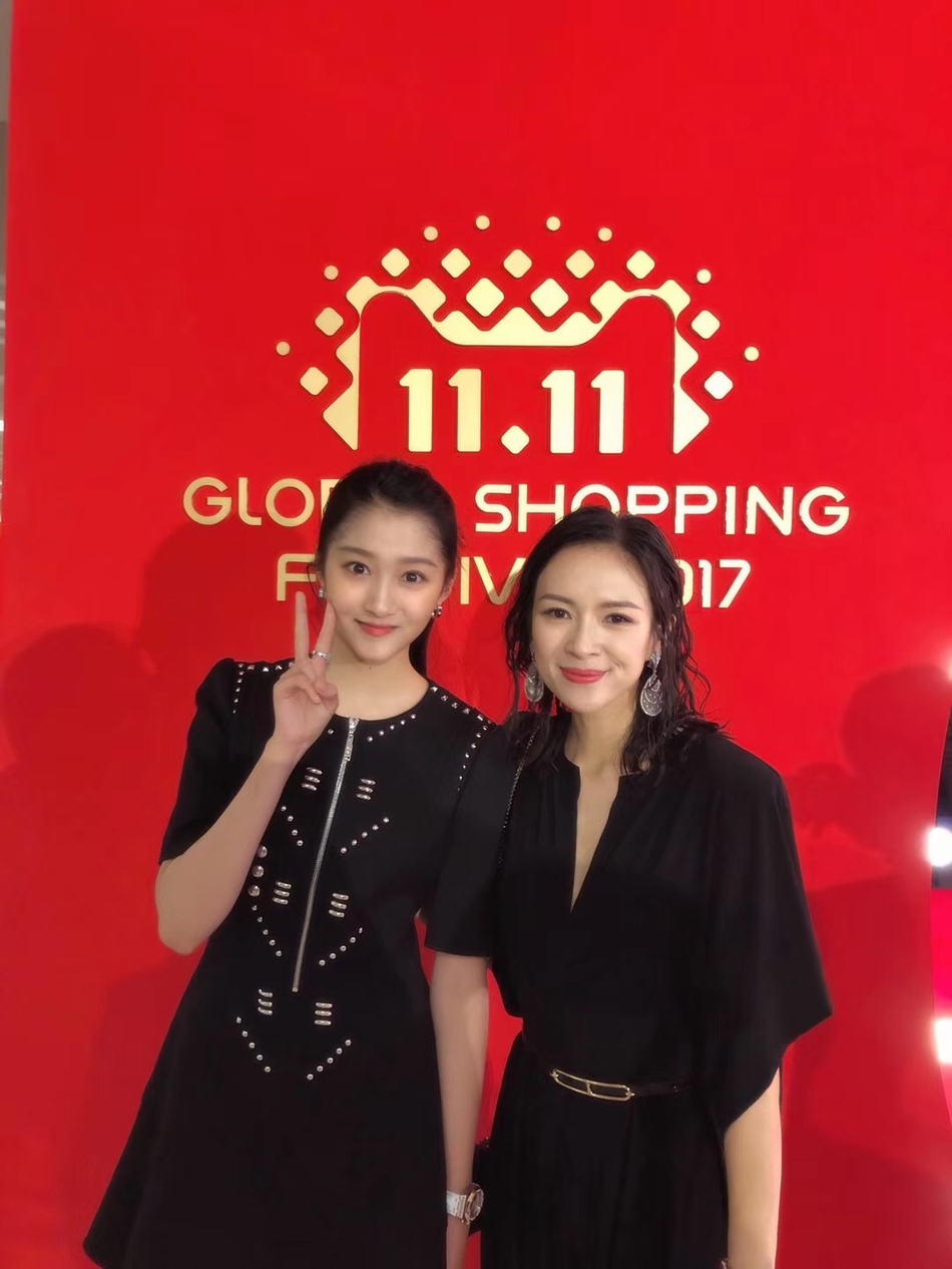 组图:关晓彤合影章子怡乖巧举v 一主持又气场全开