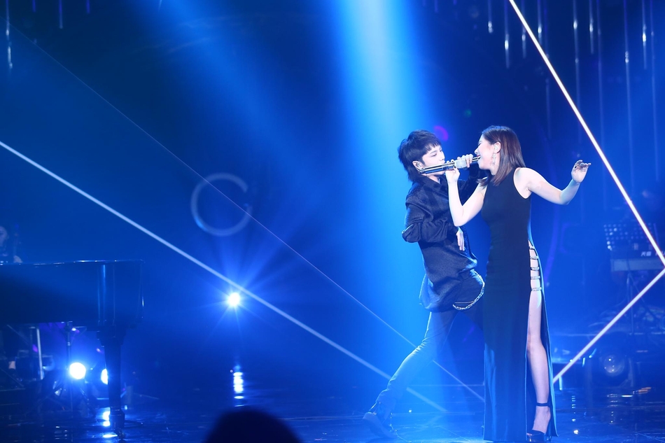 组图:华晨宇邓紫棋手挽手合唱养眼 害羞似新婚小夫妻_高清图集_新浪网