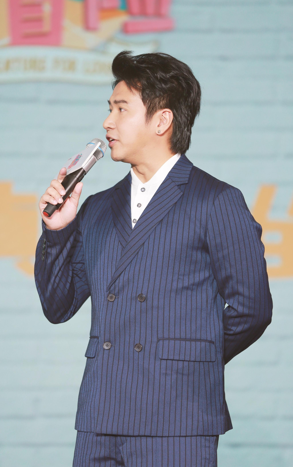 组图:应采儿白色连衣裙搭棒球衫秀美腿 欧弟蓝色条纹西装超绅士