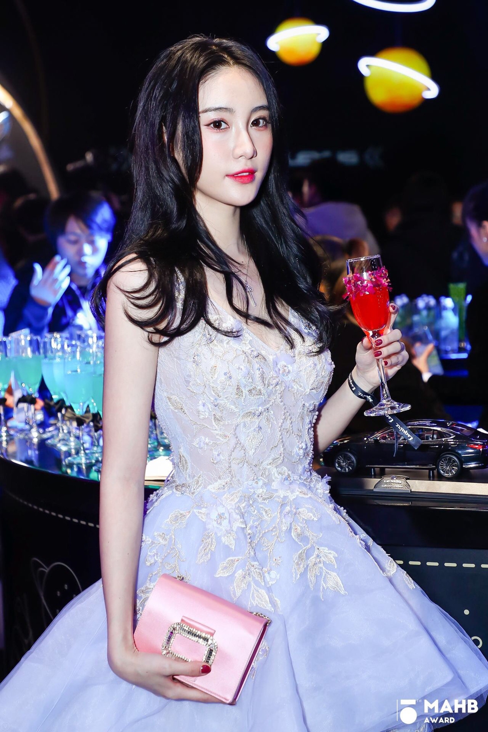 新浪娱乐讯 12月4日,刘丁菡受邀参加时尚先生盛典,昨天她身穿紫色系晚