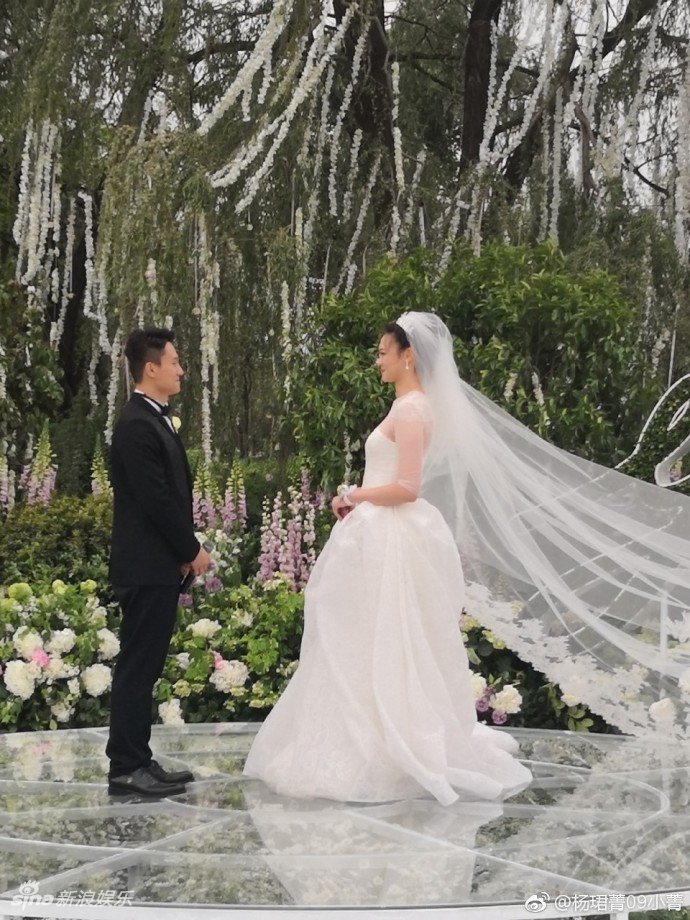 4月30日,中国女排名将惠若琪和丈夫杨臻博在北京华彬庄园举行盛大婚礼