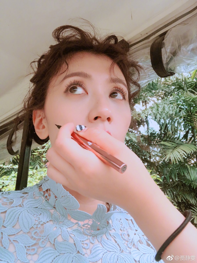 新浪娱乐讯 6月28日,贾静雯在微博上晒出一组化妆自拍,哪怕镜头离得超