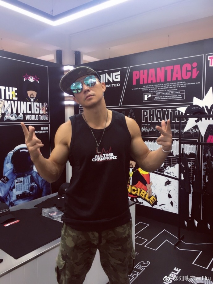 组图:周杰伦戴墨镜耍酷单指转篮球 刘畊宏晒健身照大秀肌肉线条