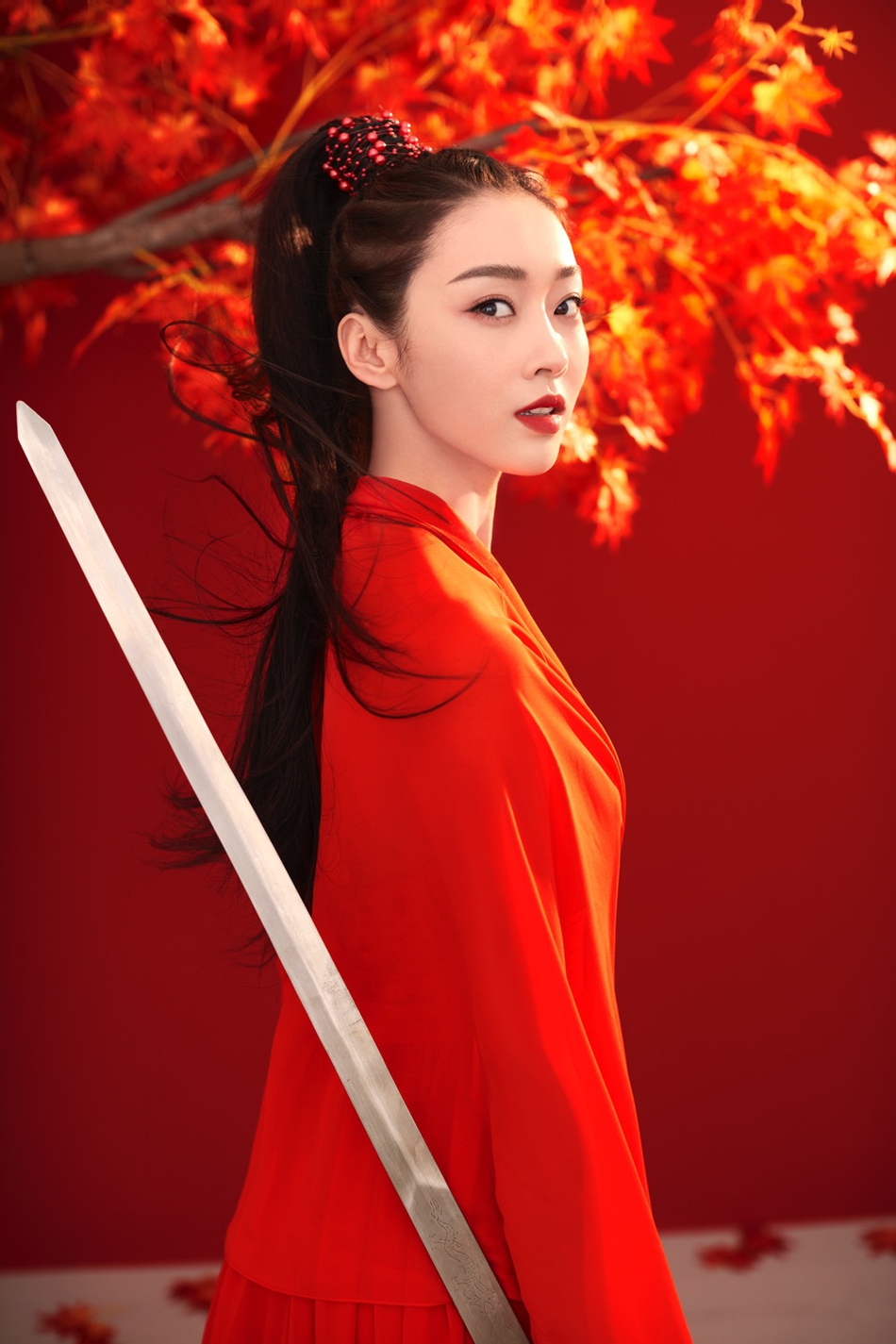 组图:宣璐红衣女侠装英气十足 梳高马尾佩宝剑尽显好身材