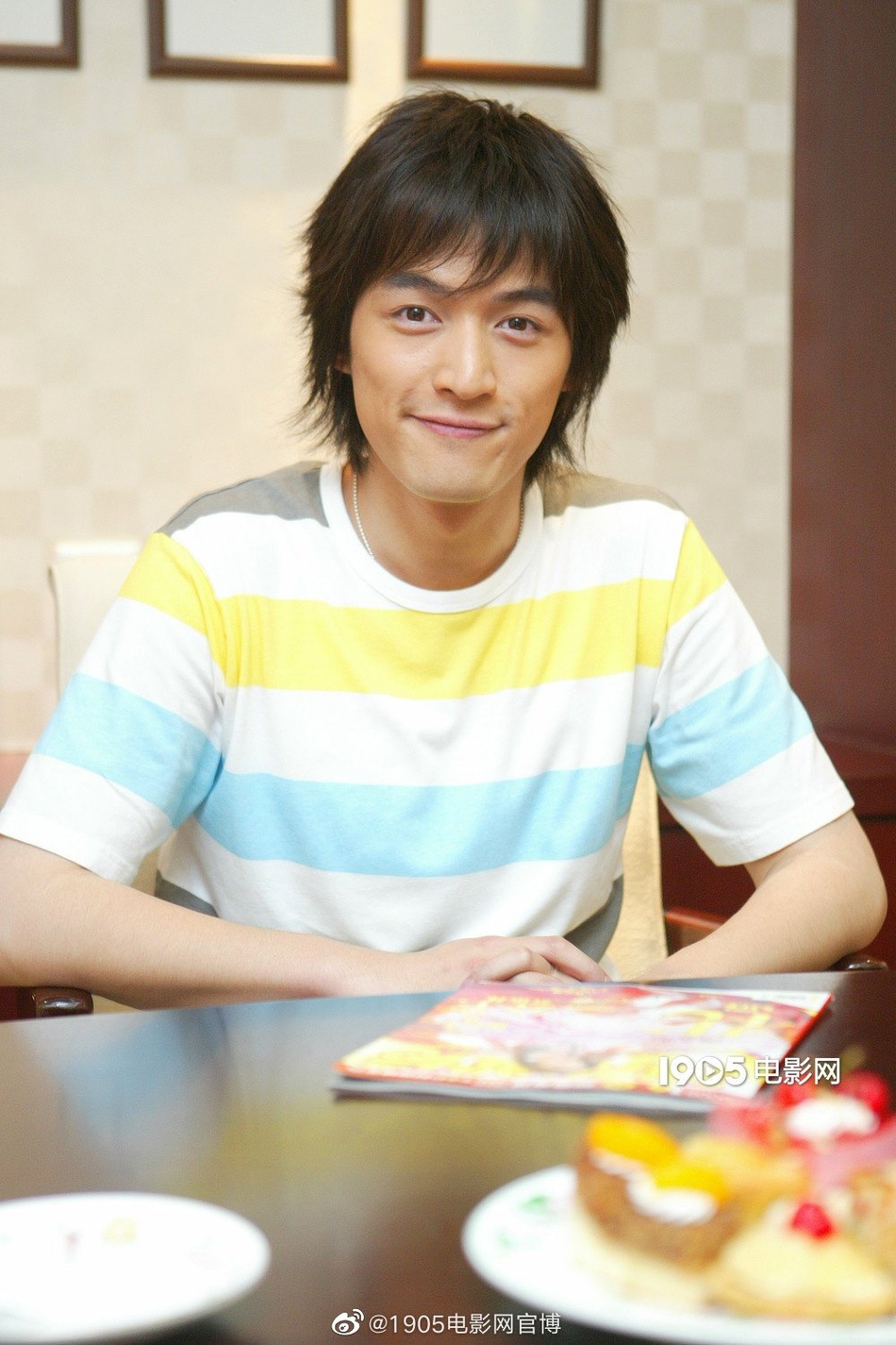 组图:胡歌23岁青涩旧照曝光 面容稚气对镜比耶难掩帅气