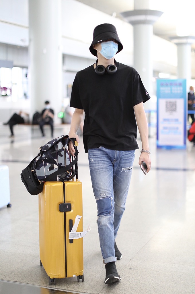 组图:于小彤渔夫帽配黑t恤帅气似校草 推行李190身高瞩目