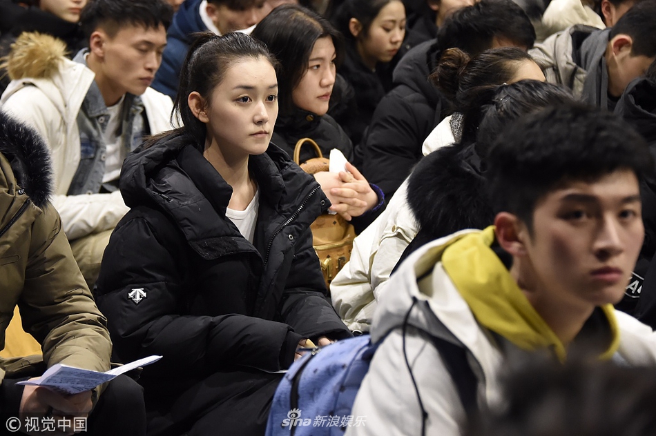 组图:蒋依依现身中戏艺考现场 扎马尾辫素颜现身活力十足