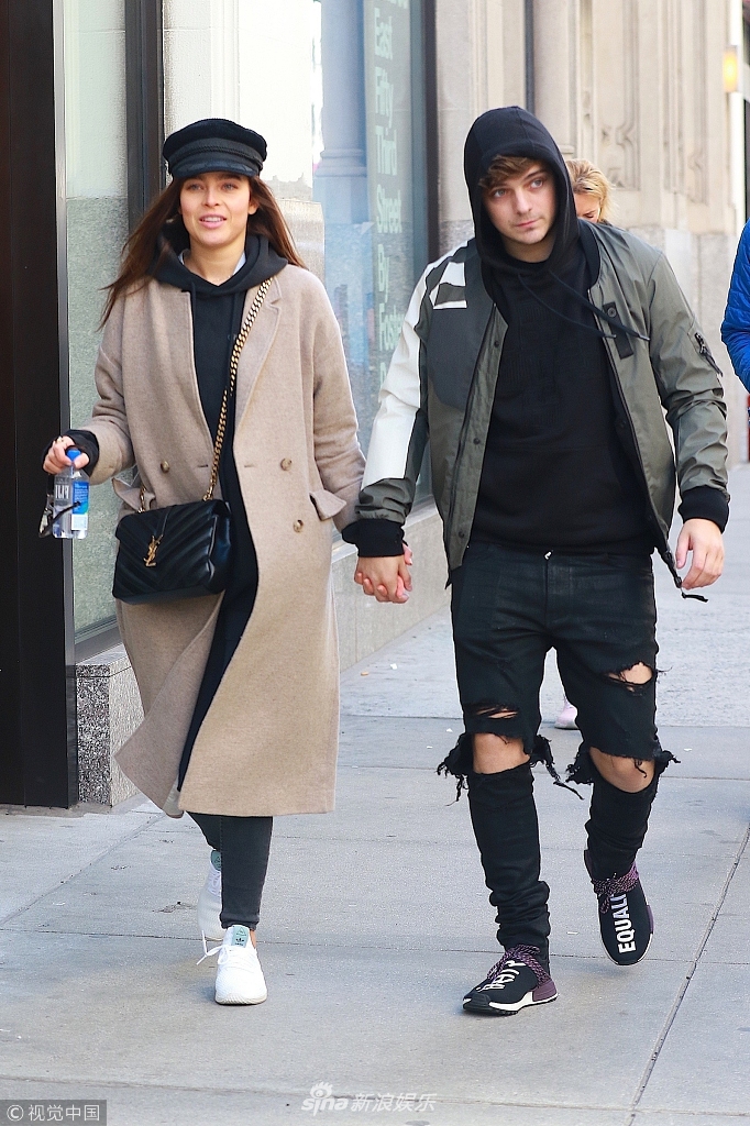 组图:dj马丁·盖瑞斯牵手女友压马路 卫衣夹克 破洞裤潮帅不羁_高清