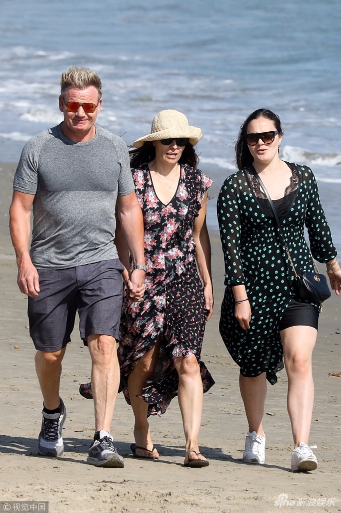 组图:戈登海边手挽妻子幸福洋溢 一家老小同框天伦之乐享不尽