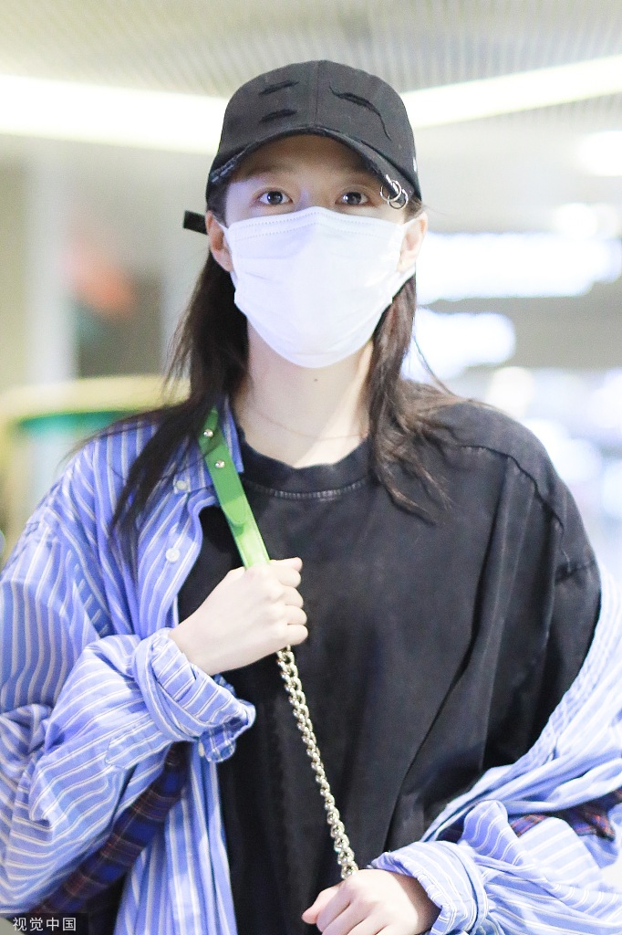 组图:关晓彤口罩遮面似素颜现身 面露疲惫但长腿吸睛