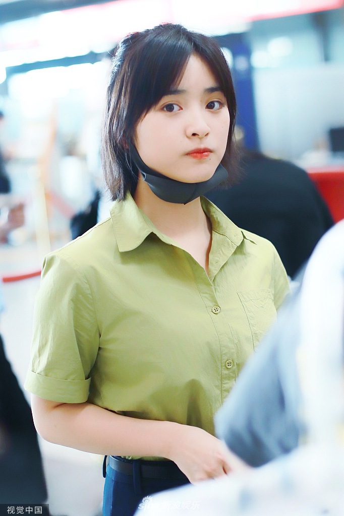 组图: 沈月穿高腰裤拉长比例 短发扎"小揪揪"走日系路线