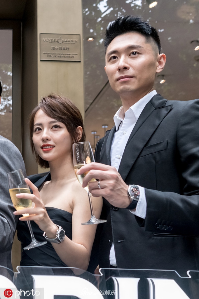 组图:张嘉倪买超合体出席活动 穿情侣配色似神仙眷侣超甜蜜