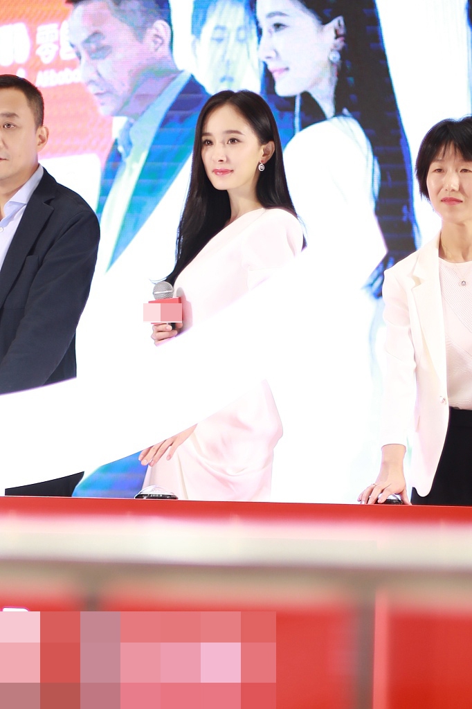 组图:杨幂台上美得发光 粉丝台下举横幅大喊"要做好演员"!