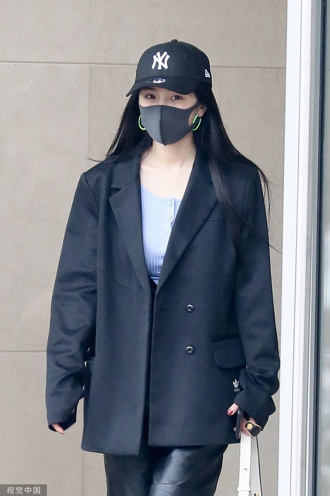 组图:杨幂穿皮裤一改仙气范儿变潮女 素颜口罩遮面难掩大眼睛