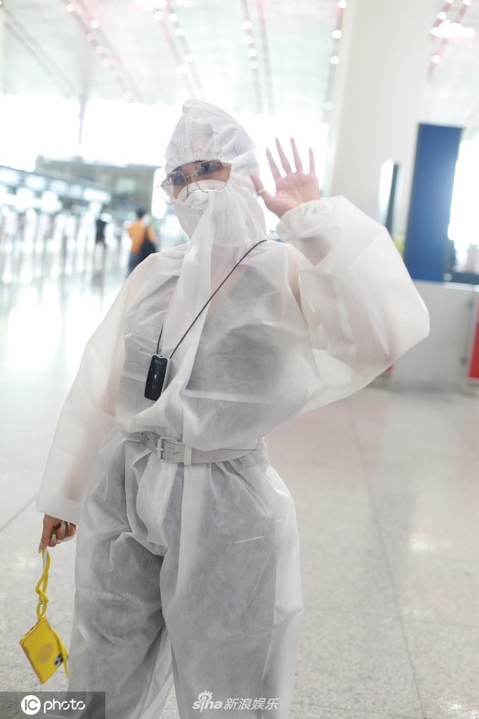 组图:钟丽缇全副武装现身机场 穿防护服超夸张引行人注目