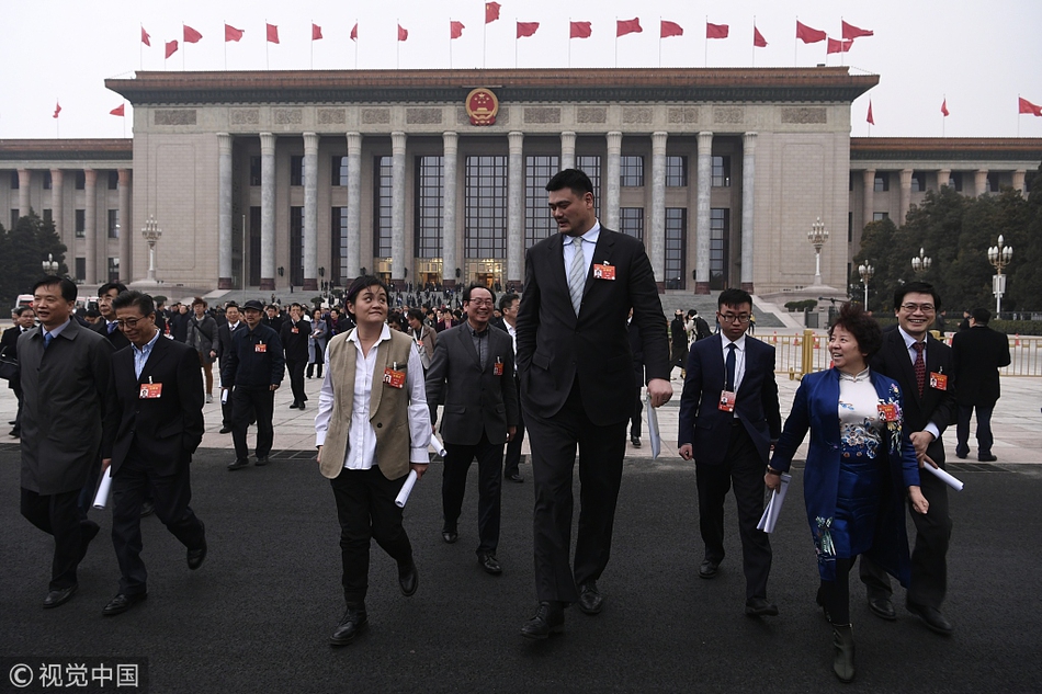 组图:成龙现身两会"老干部"范十足 姚明干练正装身高引人注目