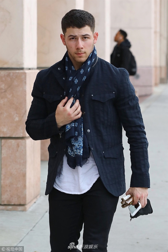 组图:尼克·乔纳斯西装配t恤白鞋 戴深蓝色围巾演绎时尚潮男_高清图集