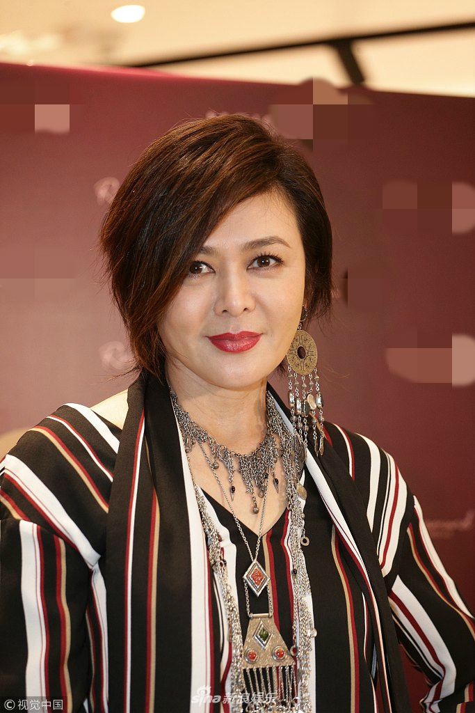 组图56岁关之琳条纹套装显干练民族风配饰短发气场足