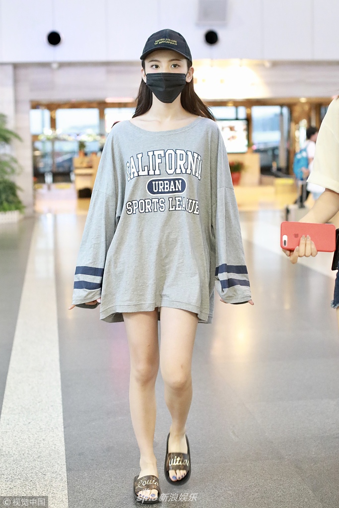 组图:杨超越现身机场下衣失踪秀美腿 踩拖鞋演绎少女慵懒风