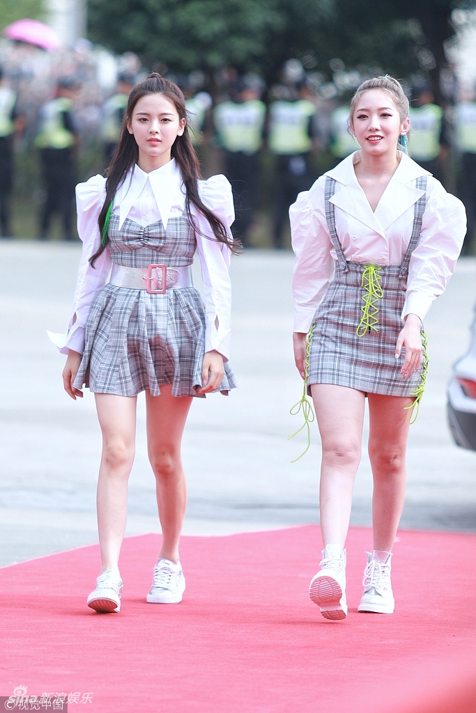 组图:火箭少女齐亮相独缺吴宣仪 孟美岐杨超越同框pk美腿