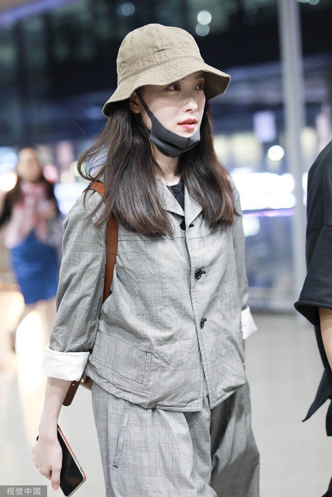 组图:倪妮渔夫帽搭工装展现个性 单手插兜耍酷俏皮可爱