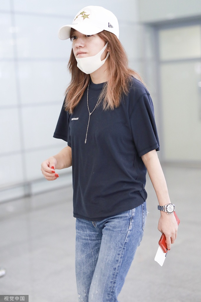 组图:赵薇无惧素颜摘口罩秀白嫩皮肤 穿搭简约戴棒球帽心情好