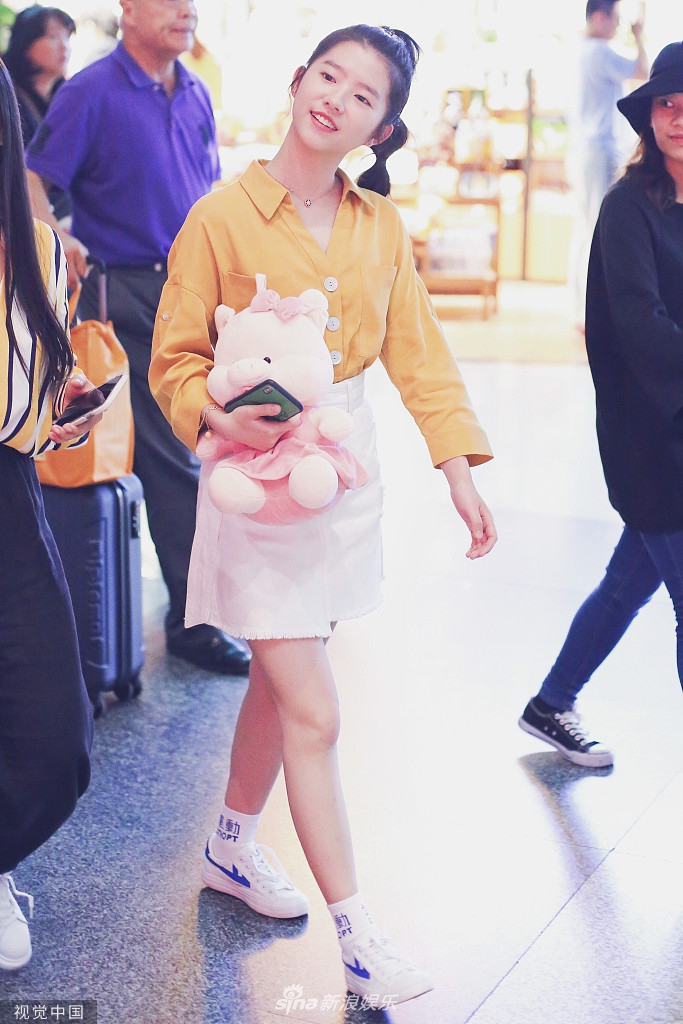 组图何蓝逗扎小辫穿黄色上衣少女感十足抱粉红猪玩偶超可爱