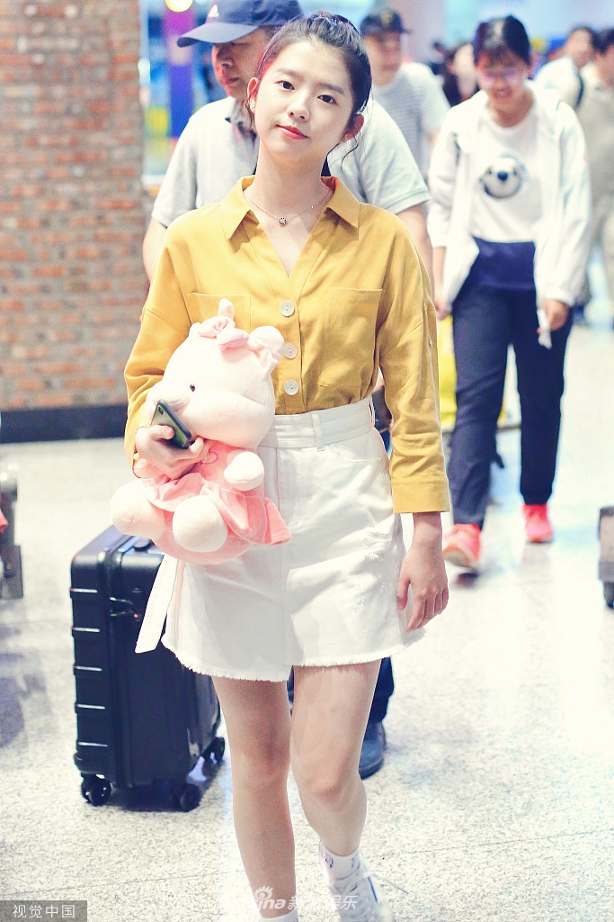 组图:何蓝逗扎小辫穿黄色上衣少女感十足 抱粉红猪玩偶超可爱