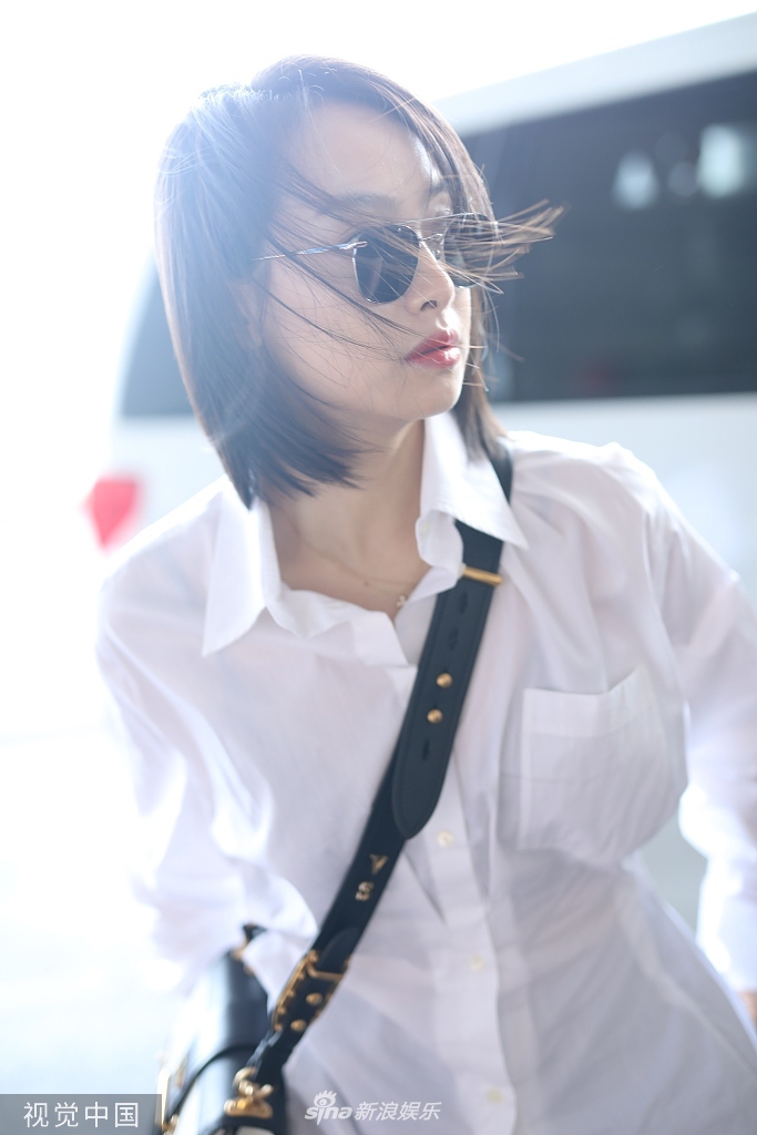 组图:宋茜穿收腰衬衫时尚感飙升 抿嘴吐舌散发酷帅气息
