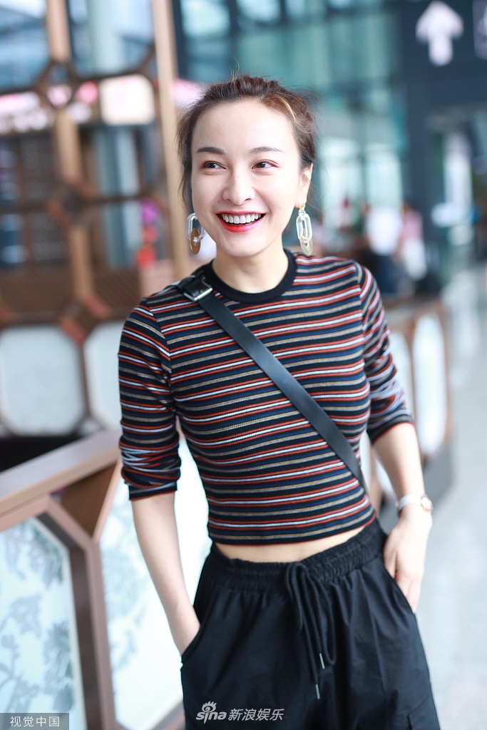 组图:吴昕穿短款上衣露性感小蛮腰 扎马尾辫歪头比心笑超甜