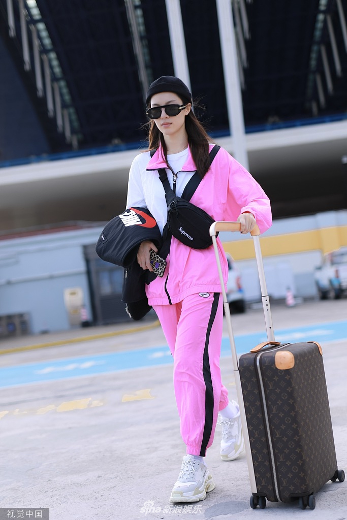 组图:钟楚曦穿粉嫩潮装亮相 甩臂快走飒气十足