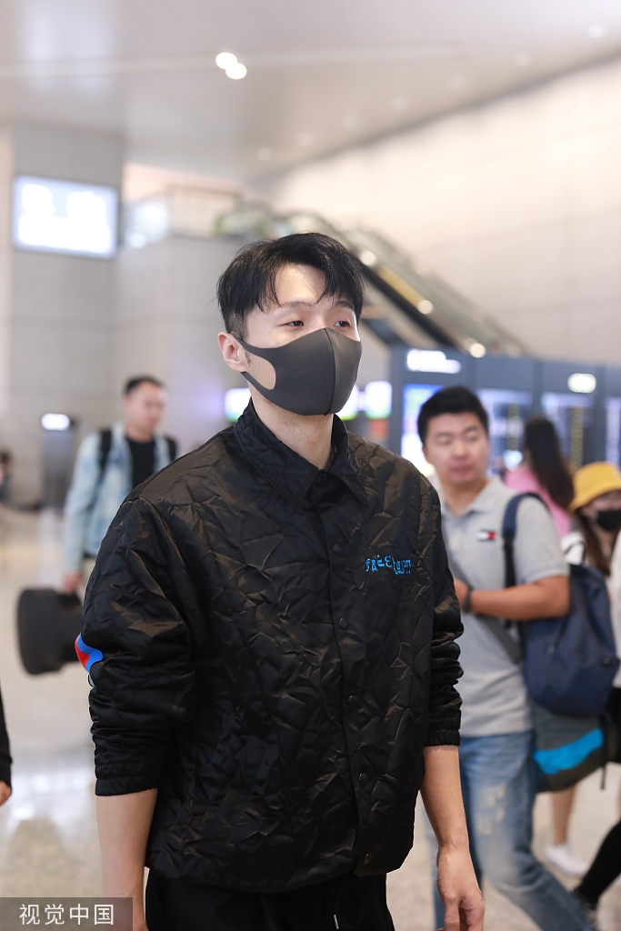 组图:李荣浩面戴口罩一身黑色look亮相 帅气挥手潇洒型男范儿