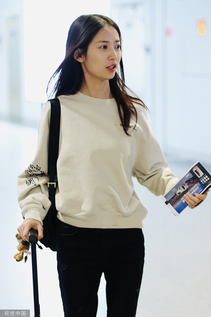 组图:陈钰琪素颜现身低头浅笑 包挂小狮子暴露满满少女心