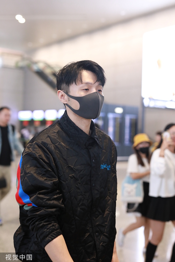 组图:李荣浩面戴口罩一身黑色look亮相 帅气挥手潇洒型男范儿