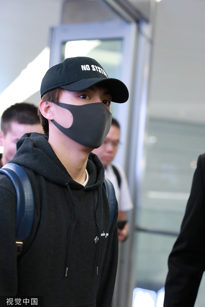 组图:马天宇戴棒球帽低调出行 口罩遮面不掩清秀面容少年气十足