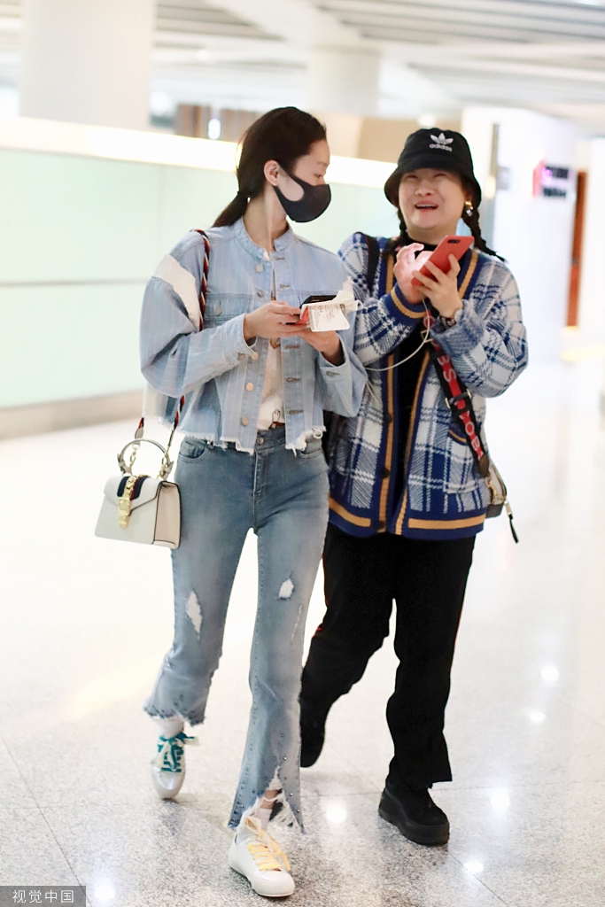 组图:宋轶口罩遮素颜玩手机 与助理有说有笑毫无明星架子