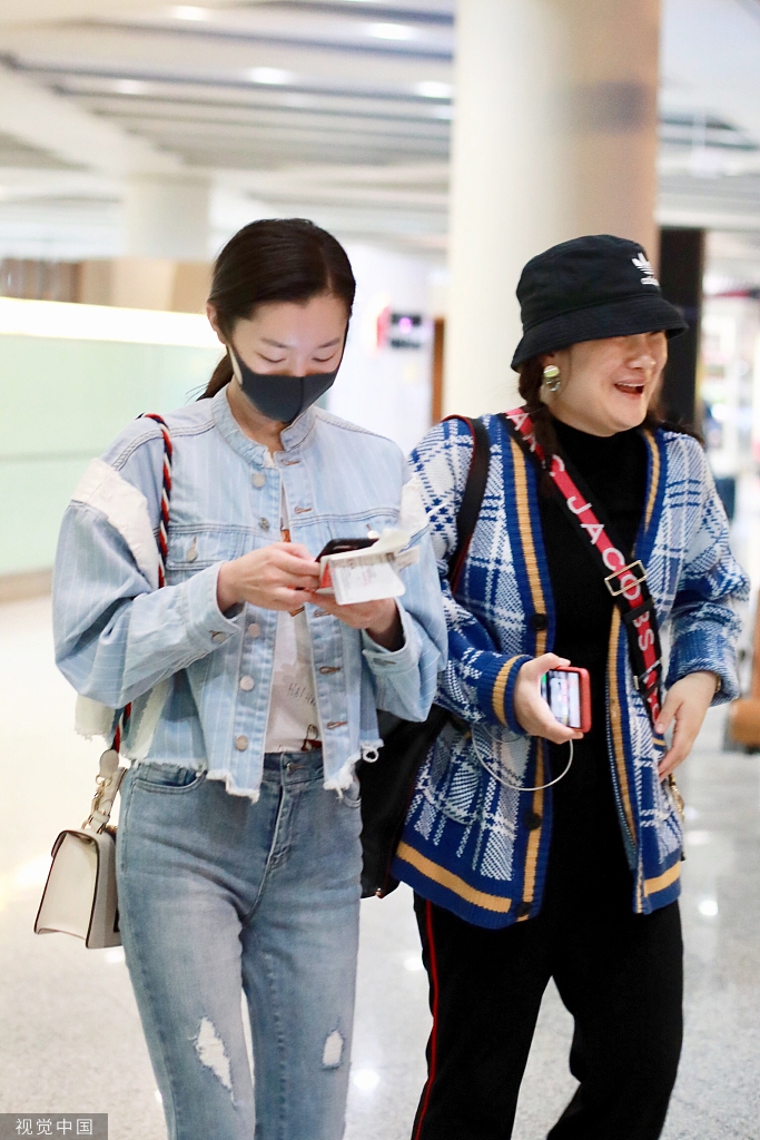 组图:宋轶口罩遮素颜玩手机 与助理有说有笑毫无明星架子