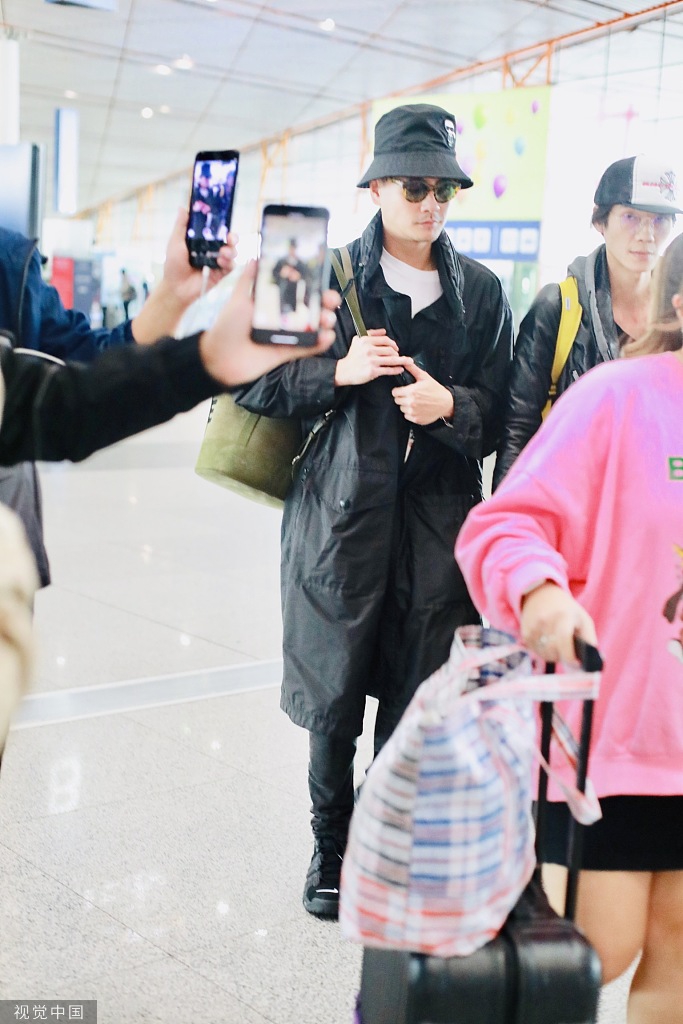 组图:黄宗泽素颜墨镜遮面咧嘴笑 戴渔夫帽穿黑披风潮范儿十足