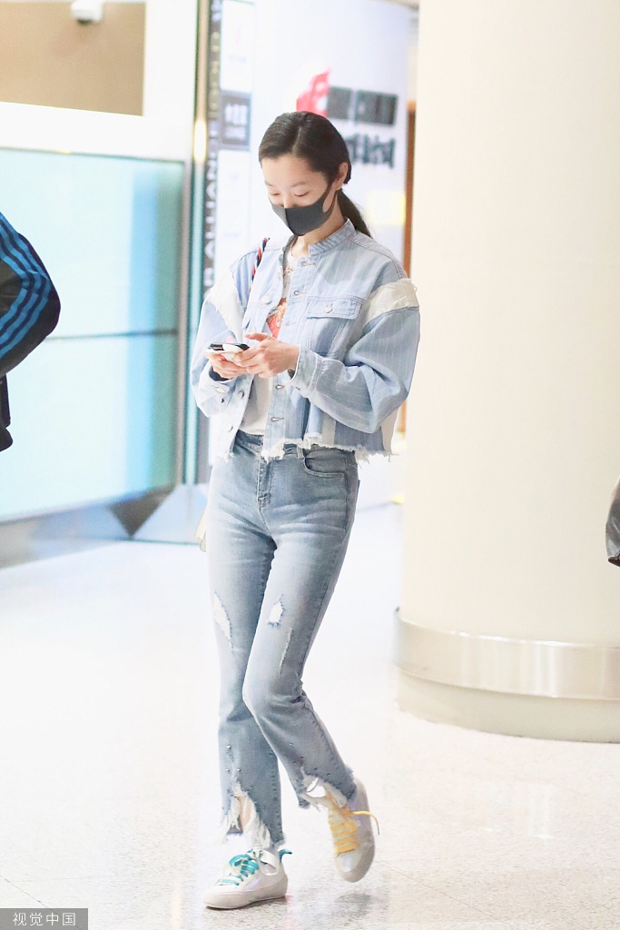 组图:宋轶口罩遮素颜玩手机 与助理有说有笑毫无明星架子