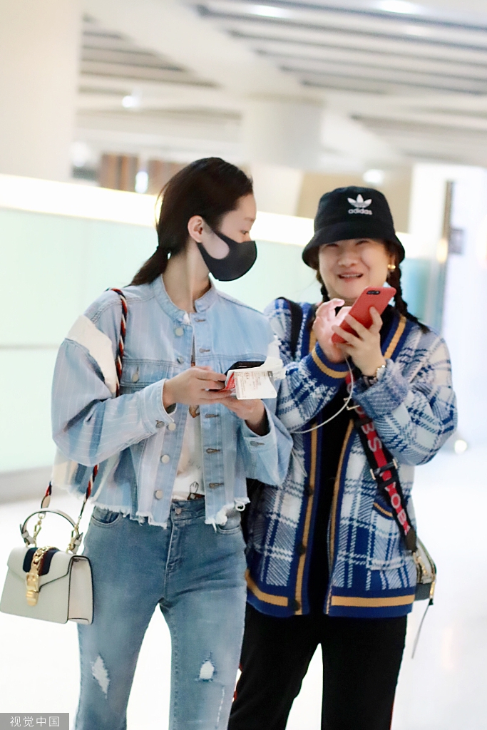 组图:宋轶口罩遮素颜玩手机 与助理有说有笑毫无明星架子